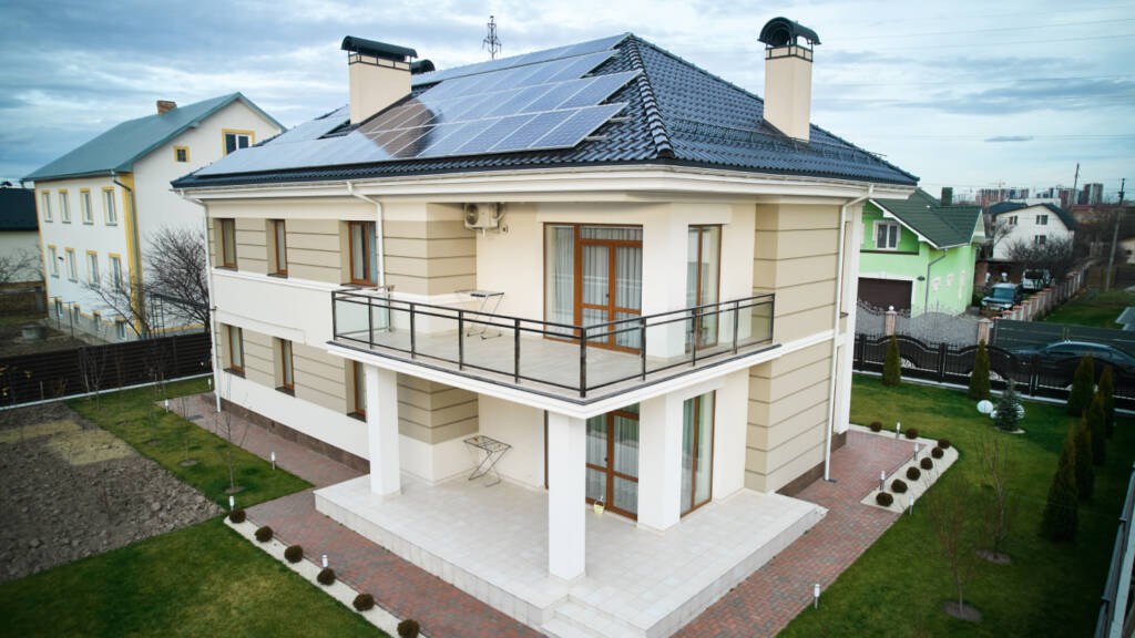 Immagine di una casa moderna con fotovoltaici e pompe di calore